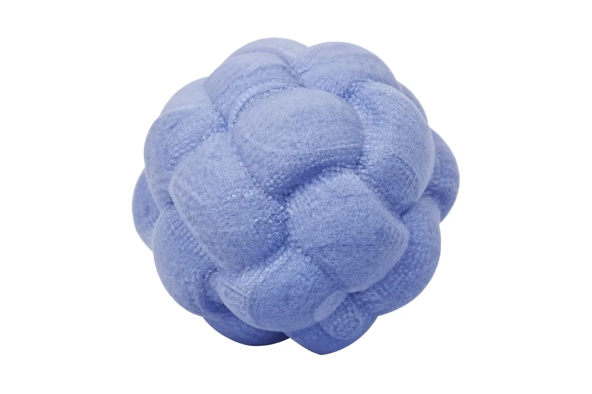 Geweven schuimbal van TPR en schuim, Classic Chew, blauwe bal op een witte achtergrond
