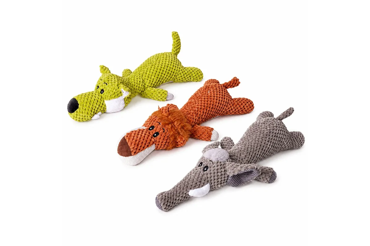 Olifant wolf leeuw studio warmth, drie lange pluche figuren op één foto