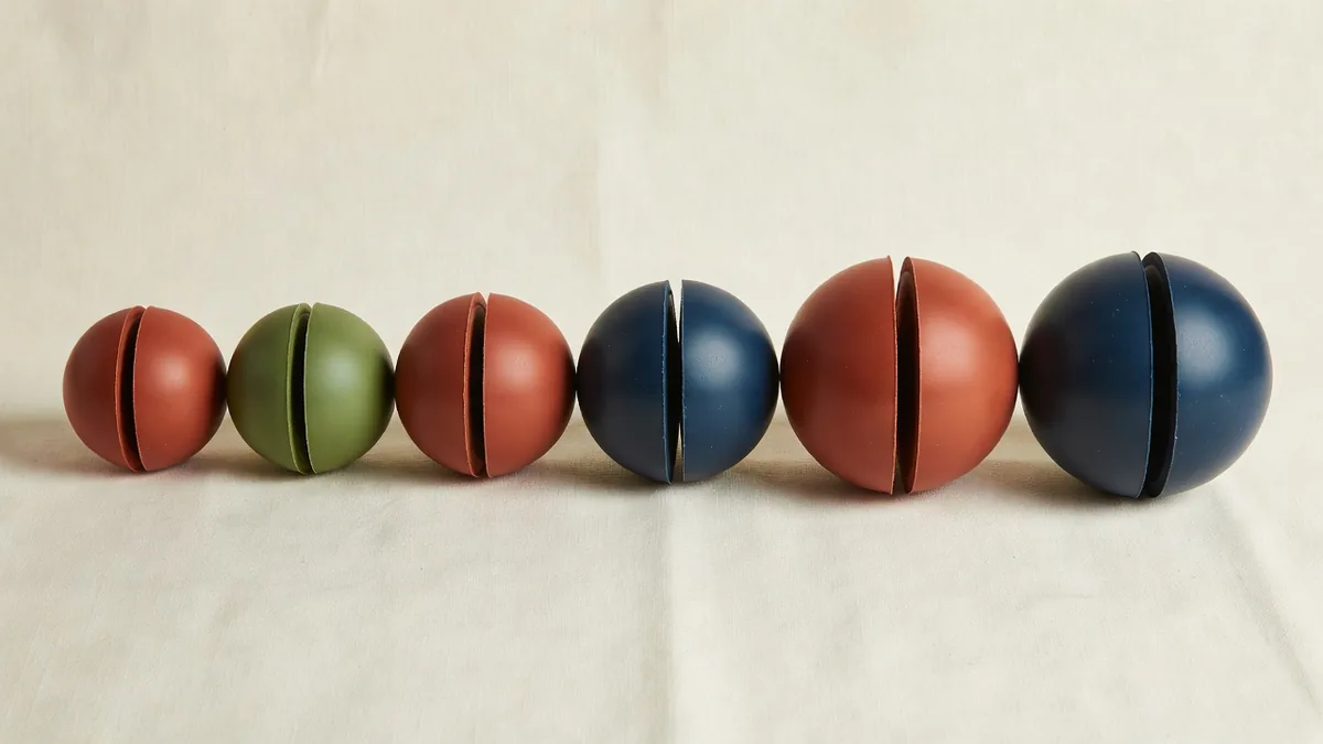 Flatlay vergelijking van hardheid en diameter van rubberen hondenballen voor groothandel-RFQ-specificaties